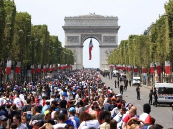 विश्वविजेता फ्रान्सकाे भब्य स्वागत