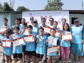 किड्स ट्राईयाथलनमा तेन्जिनलाई स्वर्ण