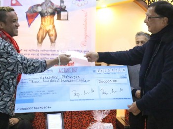 स्वर्ण विजेता महेश्वर नगदसहित सम्मानित