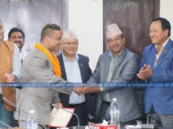 स्वर्ण विजेता महेश्वरलाई सरकारको ५ लाख
