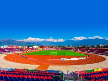 खेलकुदमा व्यस्त पोखरा