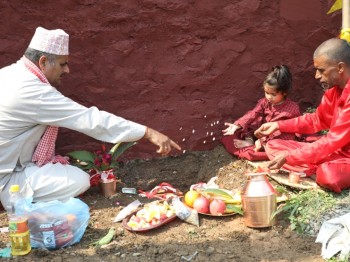 धावक कार्कीले २७ फिट अग्लो गदा निर्माण गर्दै