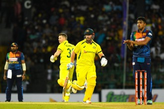 अष्ट्रेलिया १० विकेटले विजयी