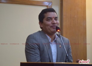 एक्स्ट्राटेक ओभलमा फ्लड लाइट जडान सुरु