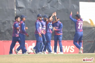 नेपालले पहिले बलिङ गर्दै