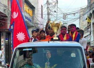 च्याम्पियन खेलाडीलाई नगर परिक्रमा सहित सम्मान 