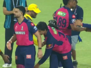 वैभवले छुए धोनीको खुट्टा !